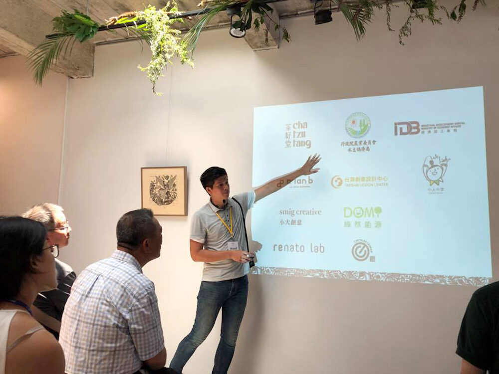 茶籽堂總經理趙文豪於宜蘭南澳辦公室,說明社區與農地共好的理念