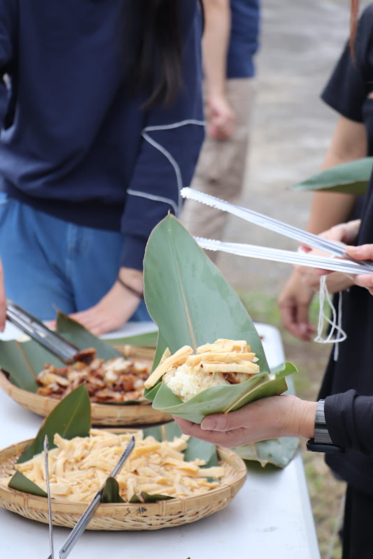 秋:竹編盤上的在地風味餐與共食