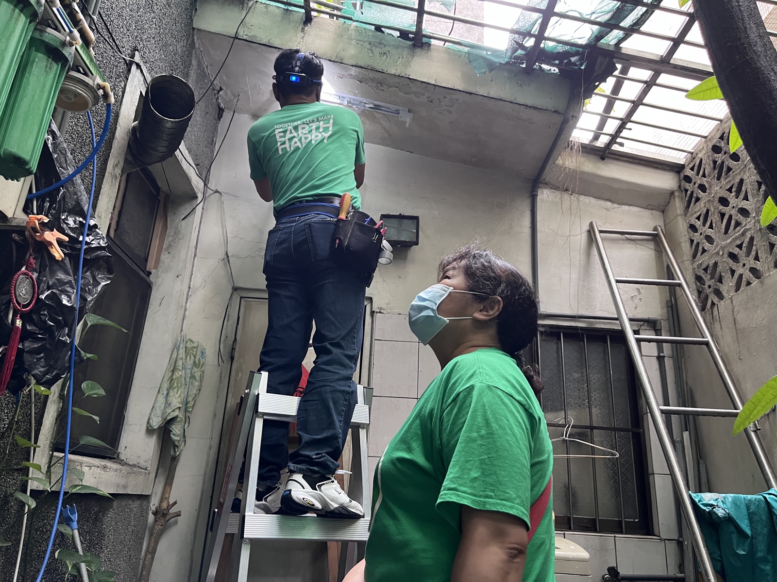 換燈現場